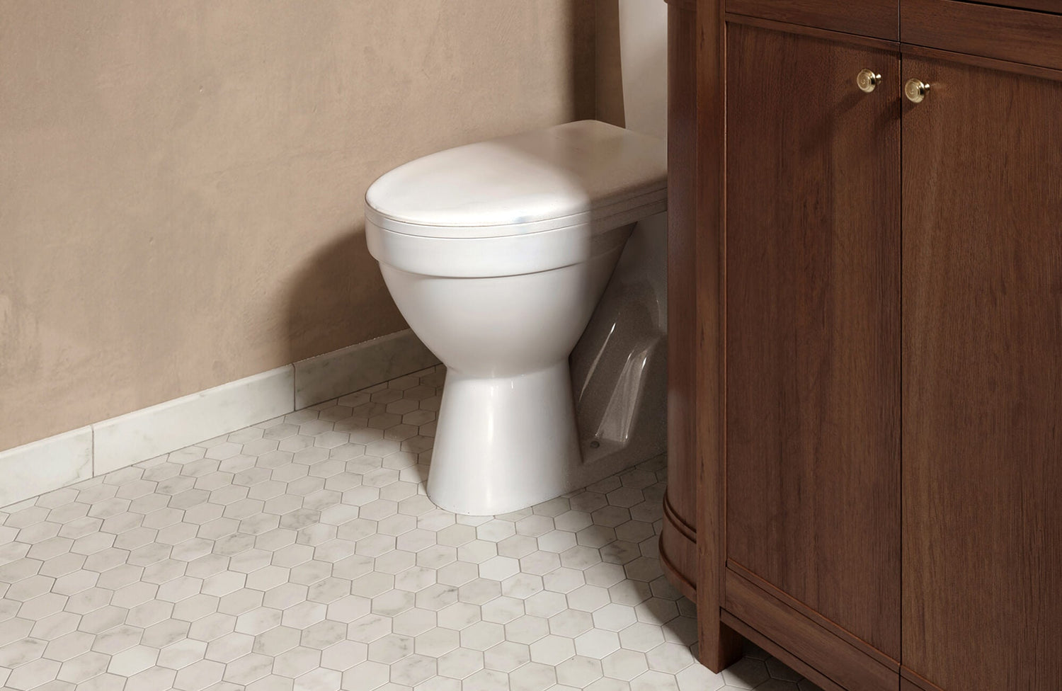 Bathroom floor with white hexagon mosaic tiles featuring subtle gray veining, adding a clean and timeless touch to the space.
