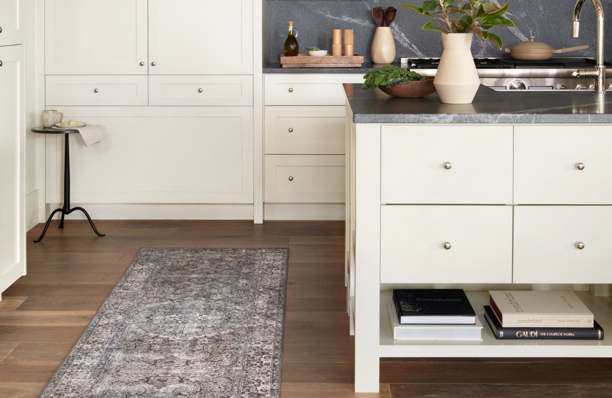 Vertically oriented runner aligns with the kitchen aisle, guiding movement and reinforcing the room’s natural flow.