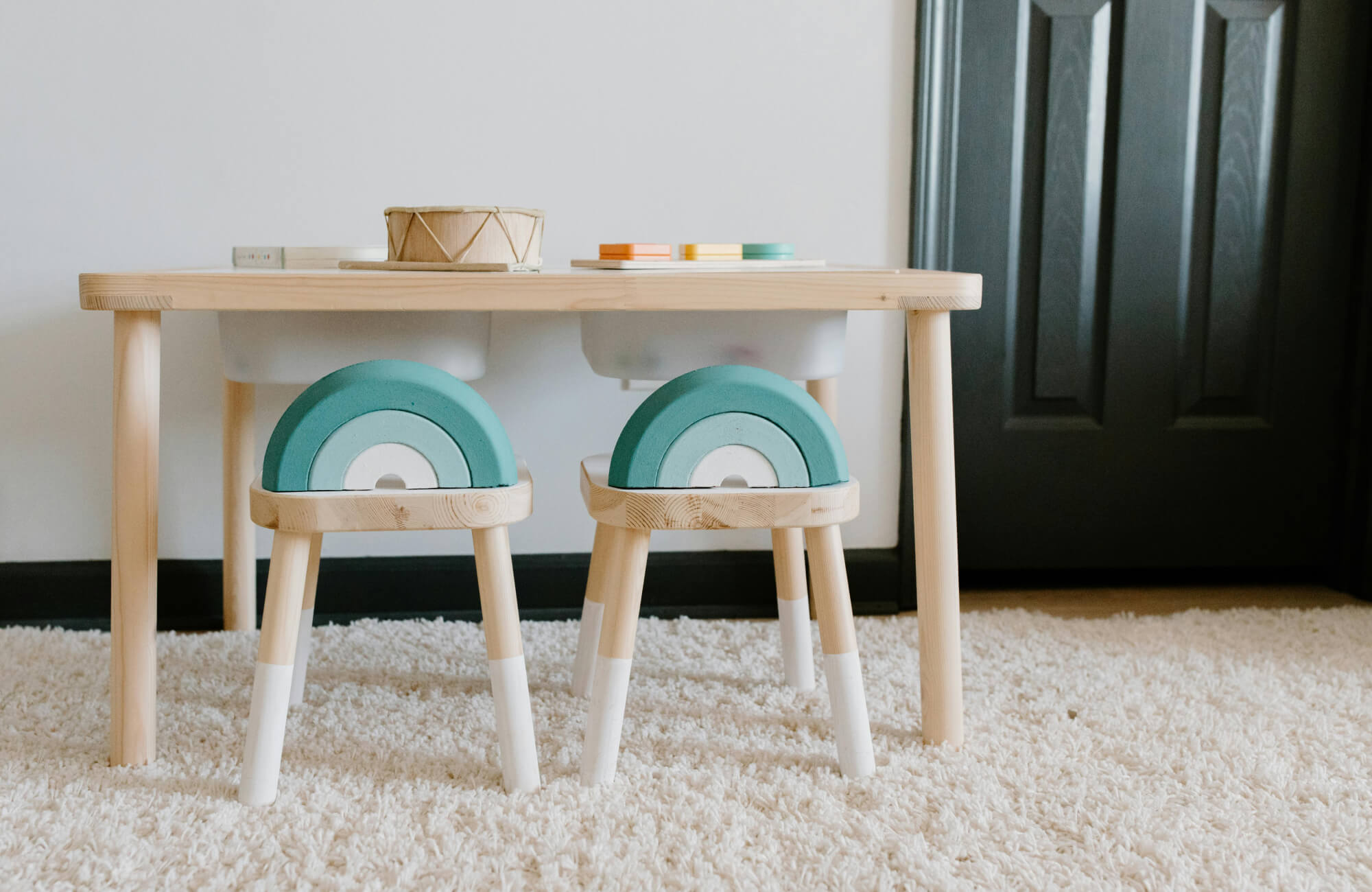 Soft, plush cream rug beneath a small kids’ table and chairs, creating a cozy play and crafting area.